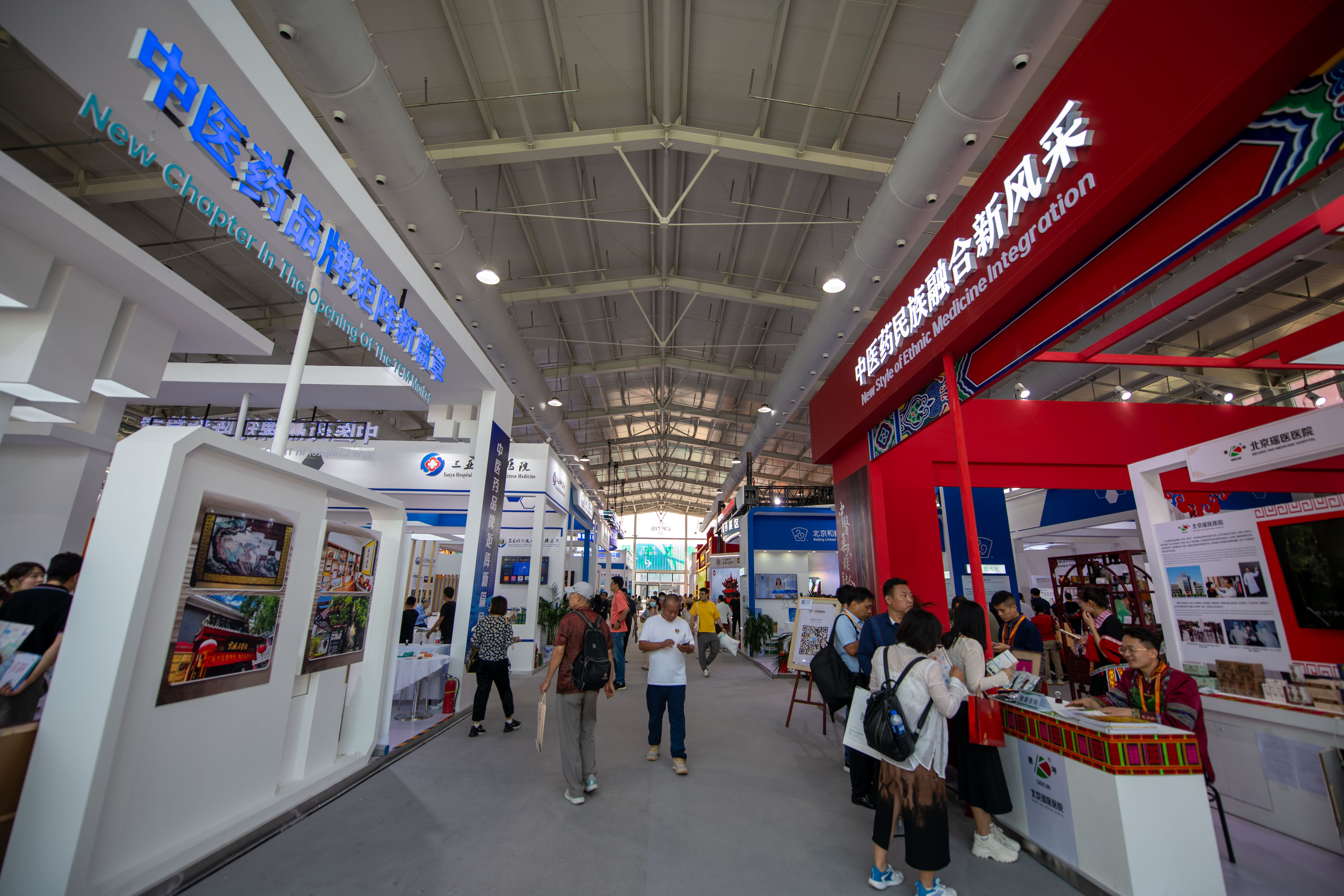 在位于首鋼園的健康衛(wèi)生服務(wù)展區(qū)，觀眾正在參觀。人民網(wǎng)記者 翁奇羽攝