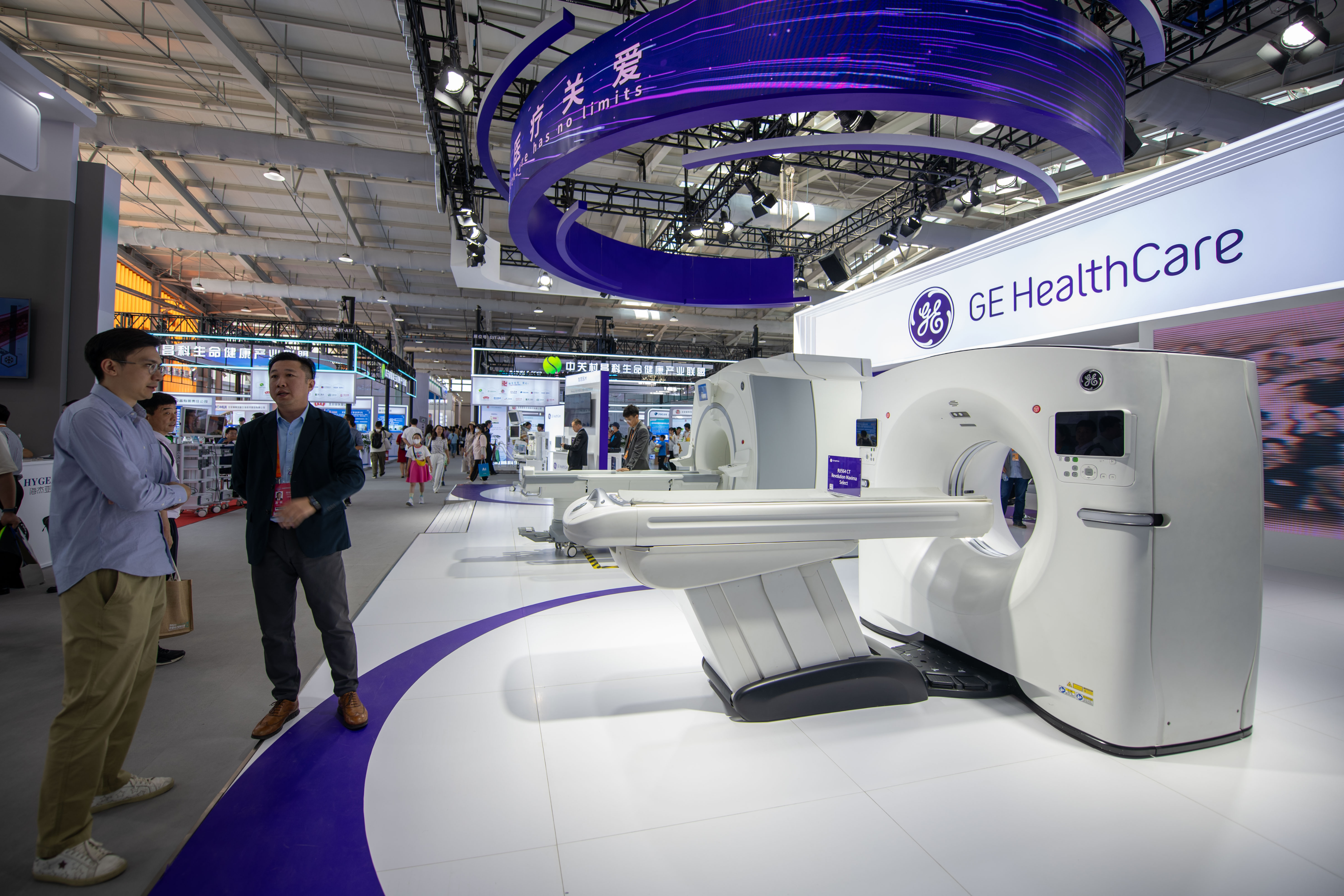 9月3日，在位于首鋼園的健康衛(wèi)生服務(wù)展區(qū)，觀眾正在參觀GE展臺(tái)。人民網(wǎng)記者 翁奇羽攝