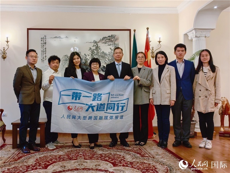 胡長春大使、駐非盟使團(tuán)工作人員與人民網(wǎng)記者合影。