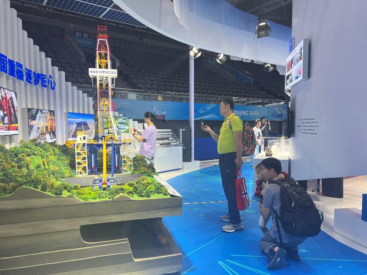 觀展群眾在國家體育館環(huán)境服務展區(qū)。人民網 歐陽易佳攝