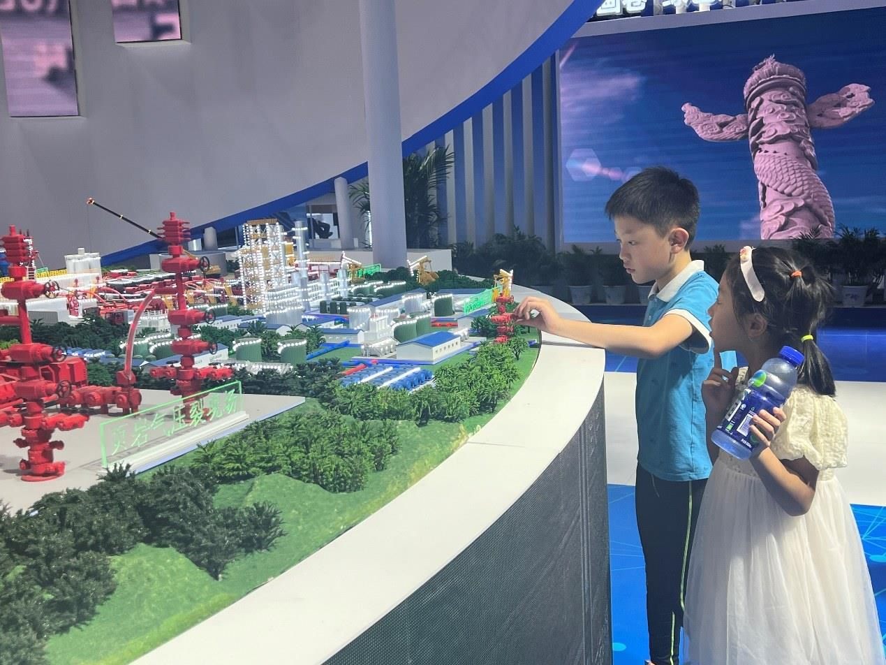 小朋友正在觀看展覽模型。人民網 歐陽易佳攝