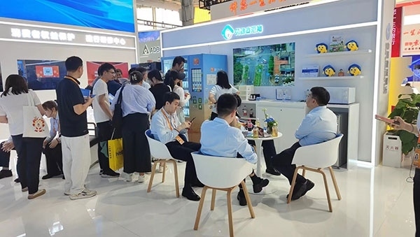 銀行機構(gòu)“勞動者港灣”的服務(wù)理念，吸引觀展群眾上前咨詢。人民網(wǎng)記者 李彤?dāng)z