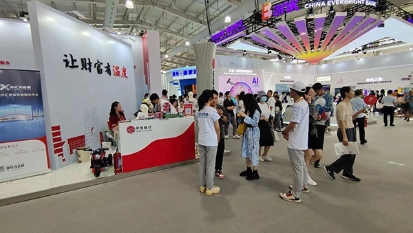 在銀行展臺，“溫度”成為了高頻詞匯。人民網(wǎng)記者 李彤?dāng)z