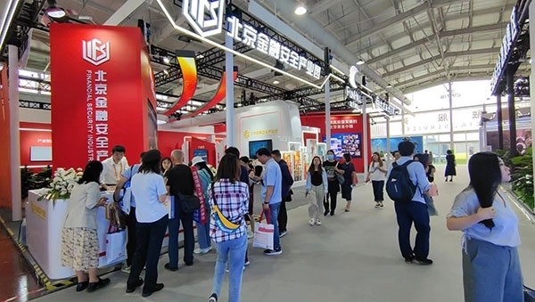 金融安全、投資者教育是金融服務(wù)展區(qū)知識科普的重要展示環(huán)節(jié)。人民網(wǎng)記者 李彤?dāng)z