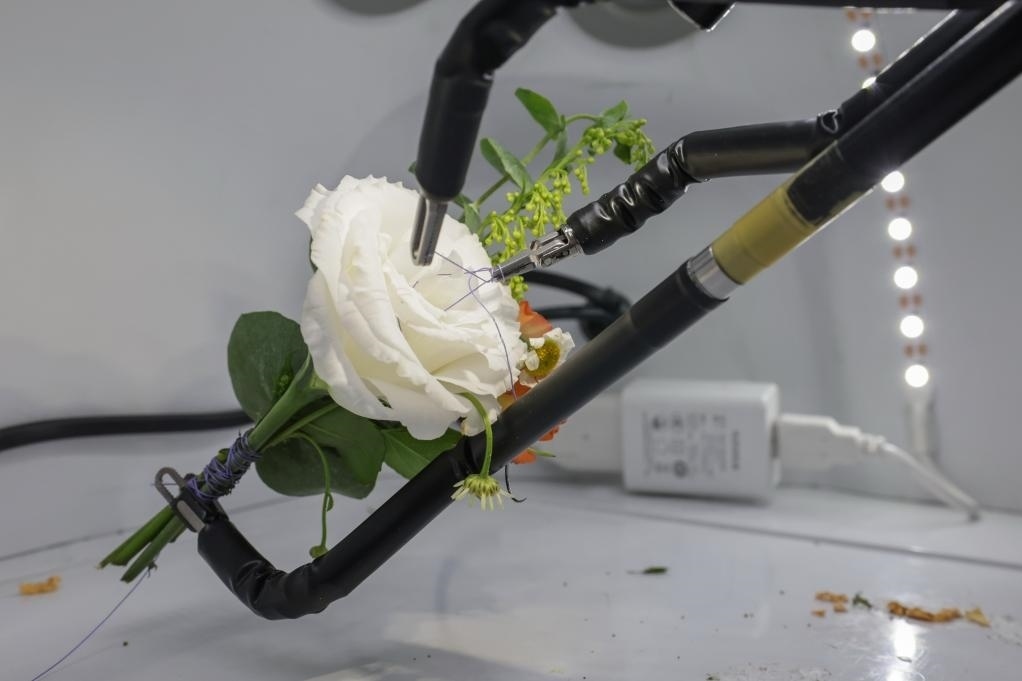 9月4日，在服貿(mào)會首鋼園區(qū)北京友誼醫(yī)院展臺，圖邁單臂腔鏡手術(shù)機(jī)器人用手術(shù)線打結(jié)。新華社記者 張玉薇 攝