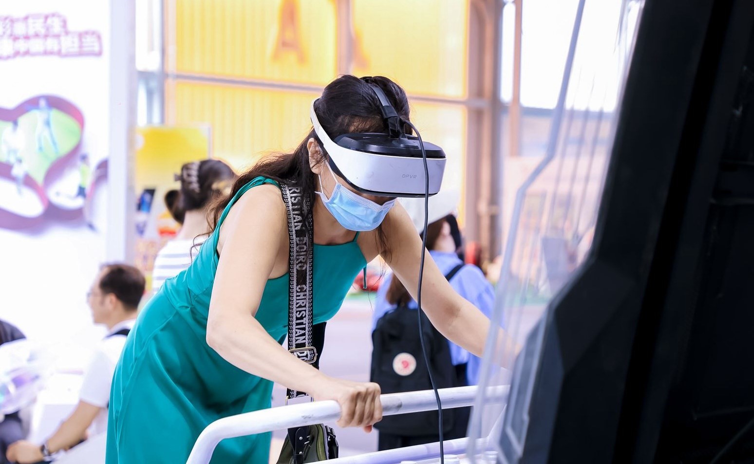 觀眾參與AI體驗(yàn)。圖片來(lái)源：中國(guó)國(guó)際服務(wù)貿(mào)易交易會(huì)