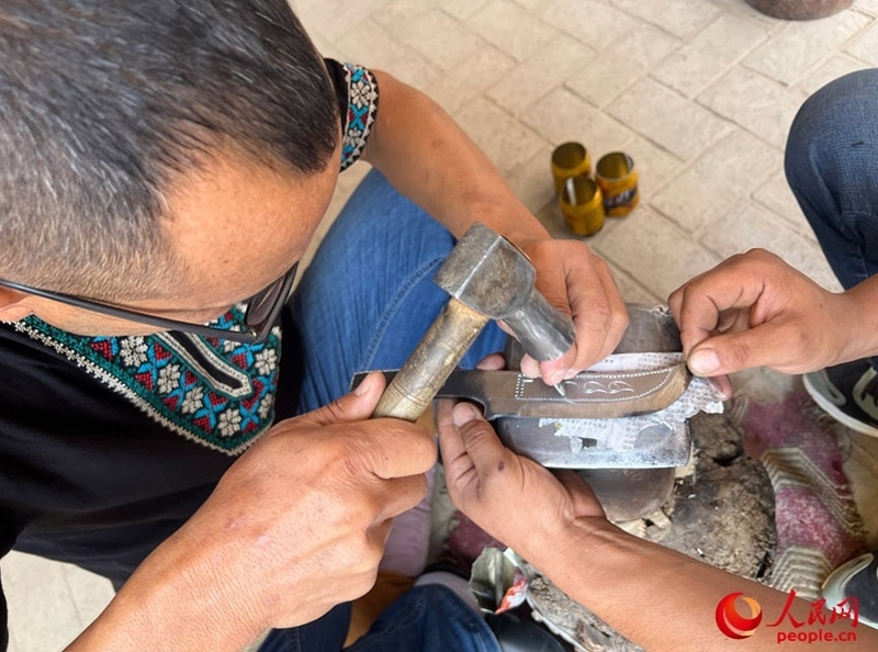 手工制作英吉沙小刀。人民網(wǎng)記者 常雪梅攝