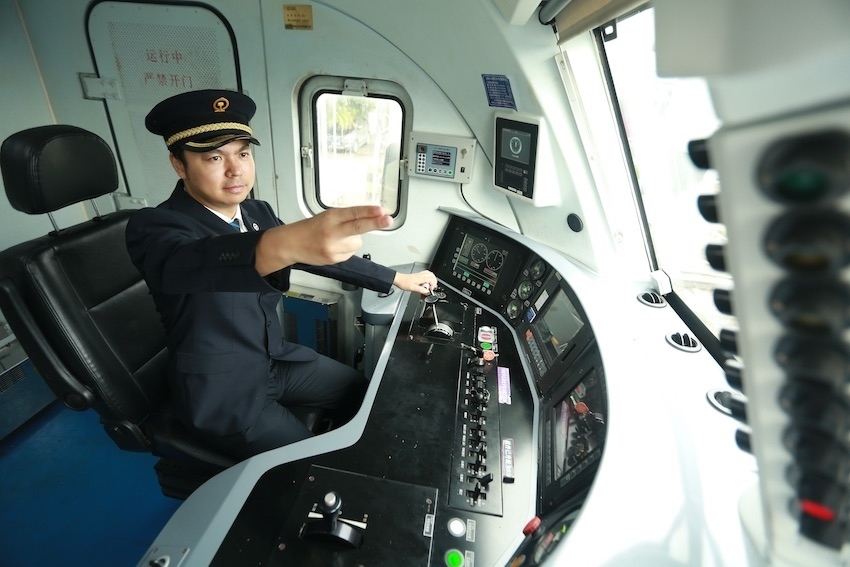 發(fā)車前，仲俊斕確認(rèn)儀表、指示燈狀態(tài)正常。成都機(jī)務(wù)段供圖