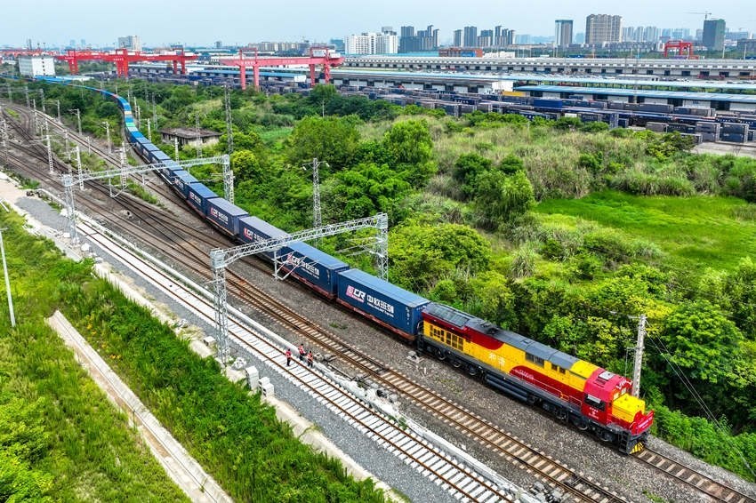 中歐班列（成渝）駛出成都國(guó)際鐵路港。青白江區(qū)委宣傳部供圖