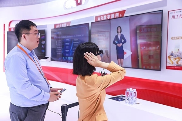 在工商銀行展臺，數(shù)字員工“工曉伴”與觀展游客互動。受訪者供圖