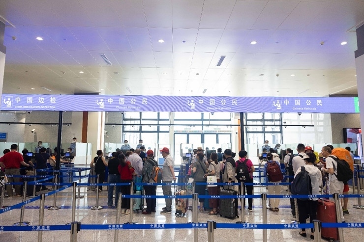 乘坐中老鐵路國際旅客列車的旅客在磨憨邊檢大廳排隊(duì)候檢。黃遠(yuǎn)飛 攝