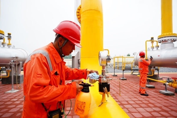 西氣東輸湖廣輸氣分公司員工在投產(chǎn)現(xiàn)場進行天然氣驗漏檢測。唐瑋峰攝