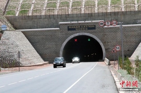 連接塔吉克斯坦南北的重要隧道之一哈特隆隧道由中國路橋承建，是塔國南北公路交通的重要干線道路，對促進塔吉克斯坦南北交流和國民經(jīng)濟發(fā)展具有重要意義。田冰攝