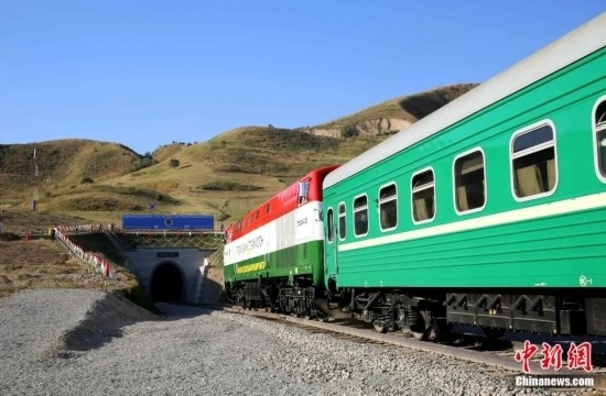 2016年8月24日，塔吉克斯坦“瓦赫達特-亞灣”鐵路通車。這是絲綢之路經(jīng)濟帶框架下首個開工并建成的鐵路項目，具標(biāo)志性意義。圖為火車進入由中鐵十九局集團有限公司承建的隧道。文龍杰 攝