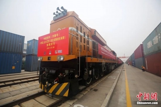 2021年7月5日，中國—上海合作組織地方經(jīng)貿(mào)合作示范區(qū)（簡稱“上合示范區(qū)”）前往塔吉克斯坦首都杜尚別的首班中歐班列（齊魯號）“上合快線”發(fā)出，從上合示范區(qū)青島多式聯(lián)運中心啟程，為中國及日本、韓國等周邊國家和地區(qū)與塔吉克斯坦經(jīng)貿(mào)往來提供了全新的物流解決方案。胡耀杰 攝