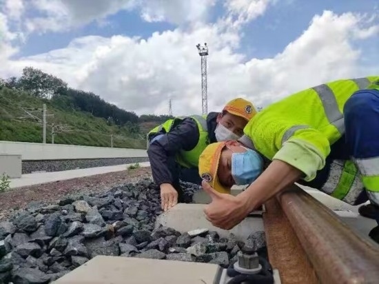 佟郎（左）正在檢修鐵路。受訪者供圖