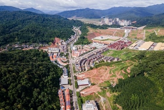 磨憨口岸俯瞰，右前方高層白色建筑群為老撾境內(nèi)。人民網(wǎng)記者 符皓攝