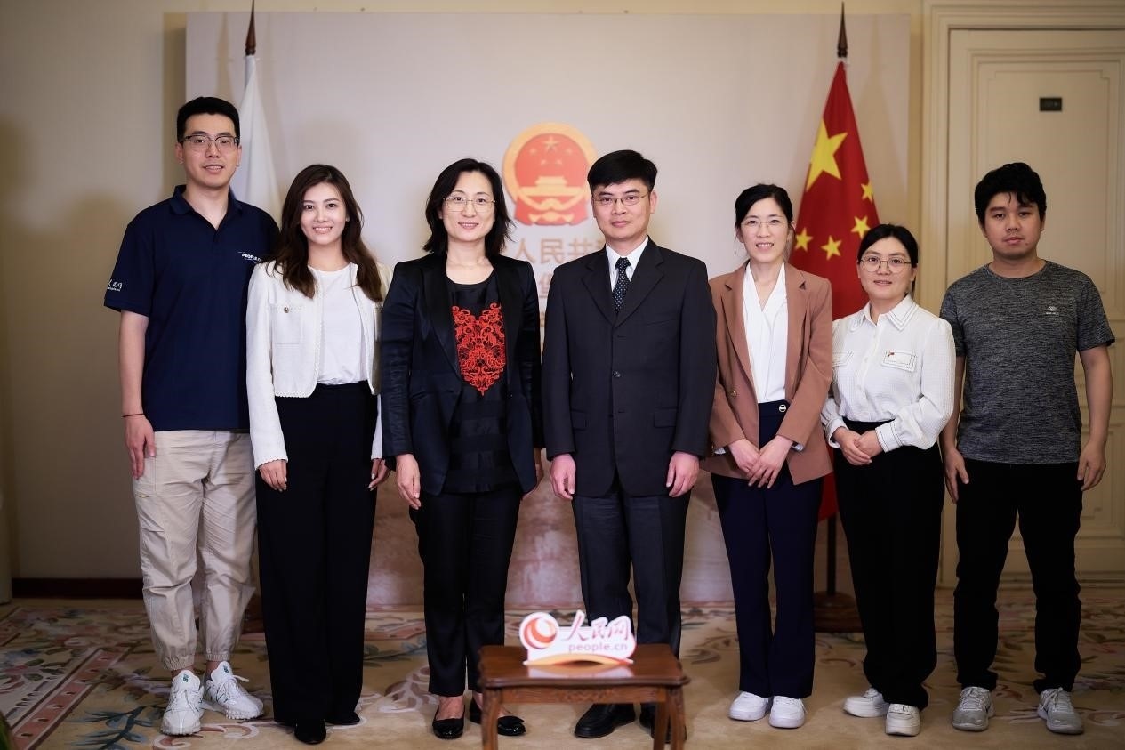 中國(guó)駐圣彼得堡副總領(lǐng)事張曉慶（左四）與人民網(wǎng)記者合影。