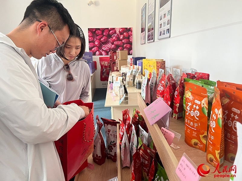 消費者在選購產(chǎn)品。人民網(wǎng)記者 常雪梅攝