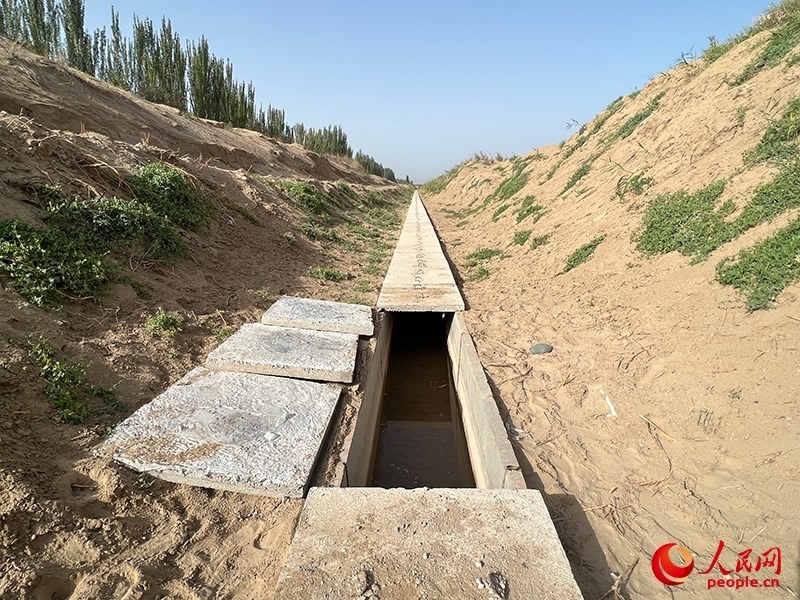 打開蓋板，可見水在寬一米、深一米的渠道內(nèi)暢通流過。人民網(wǎng)記者 常雪梅攝