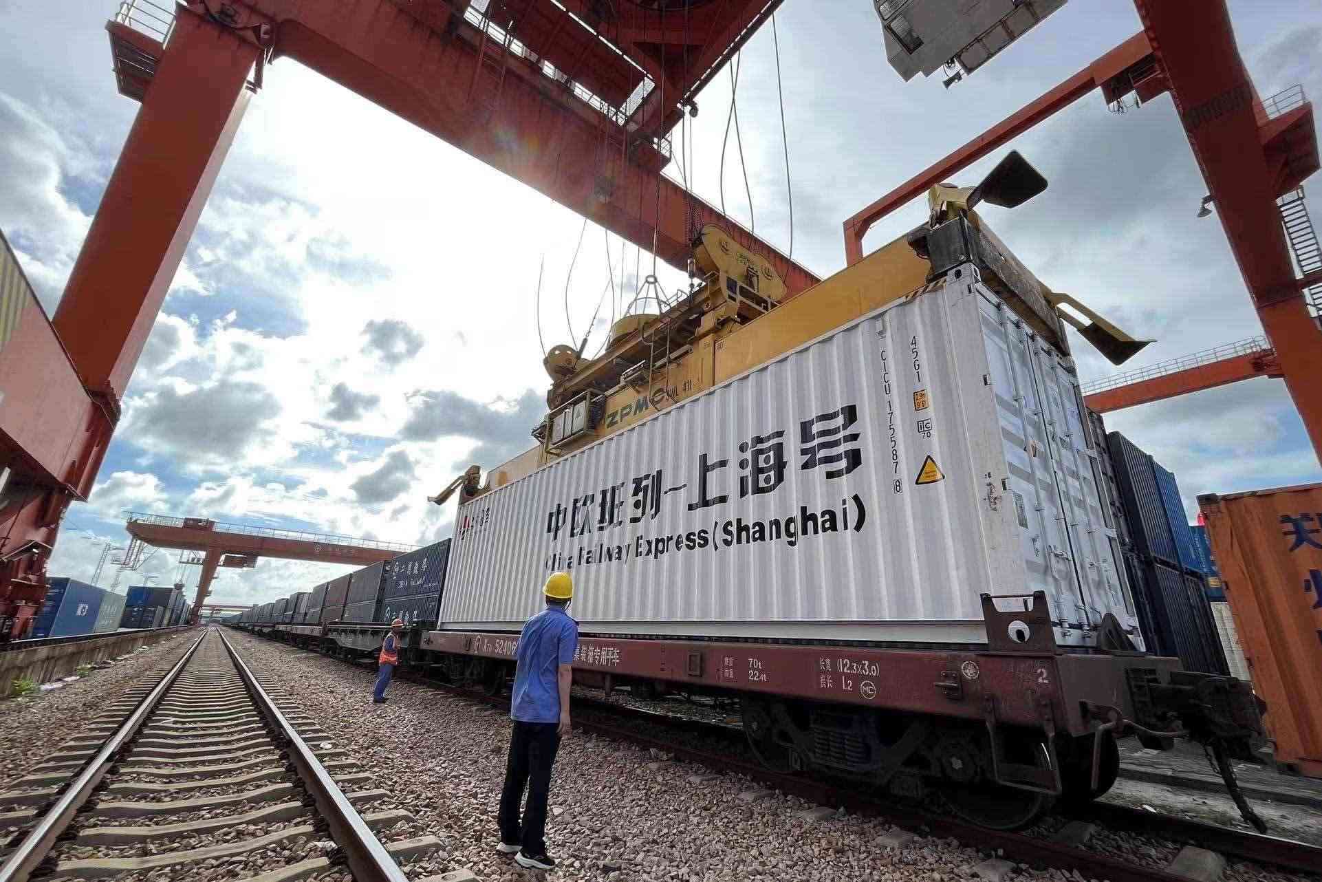 鐵路上海貨運中心閔行站貨場內(nèi)，吊機在貨運員的監(jiān)裝下進行裝車落箱作業(yè)。人民網(wǎng) 皇甫萬里攝