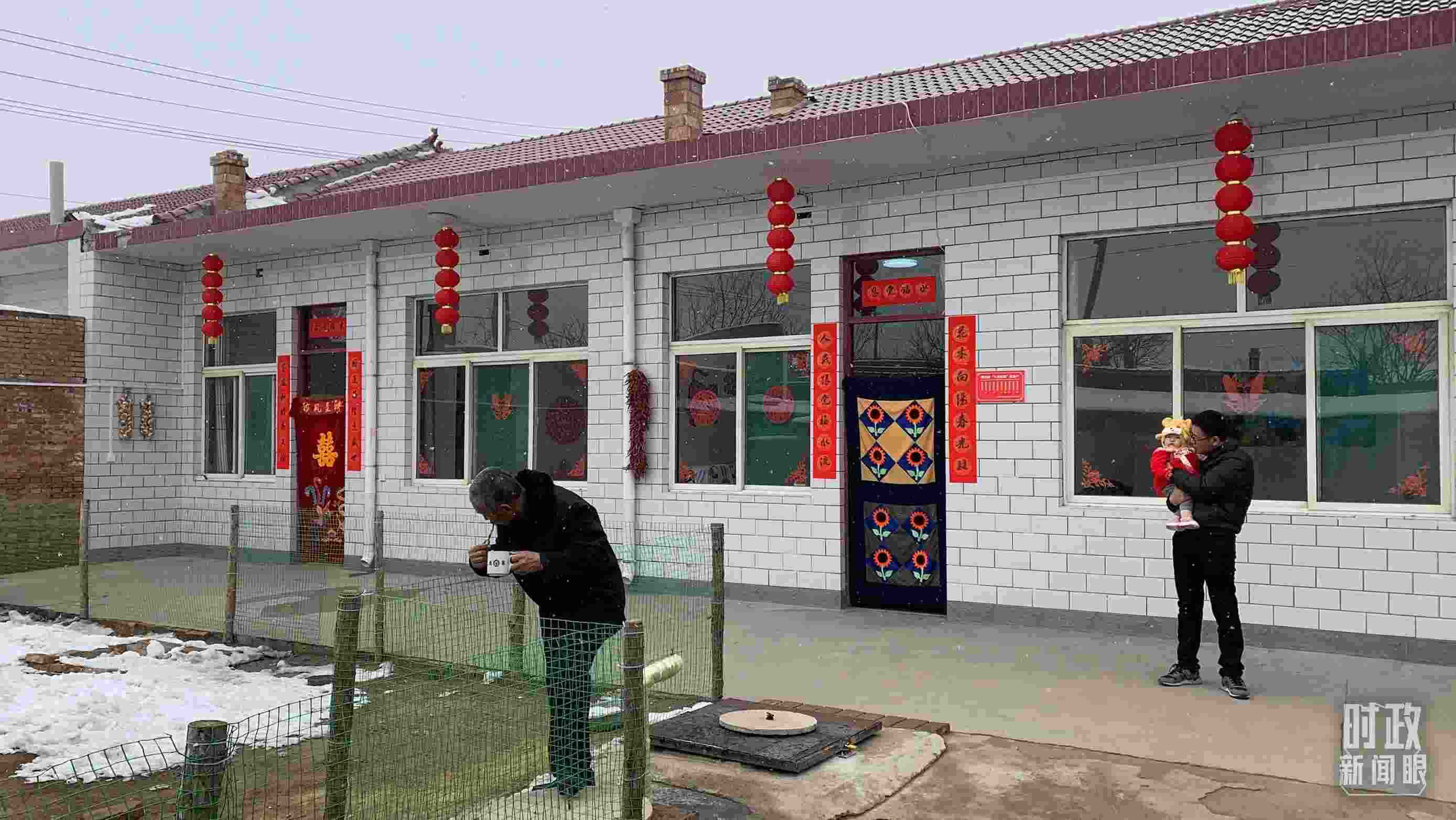 △ 當(dāng)年春節(jié)來臨之前，馮南垣村受災(zāi)村民全部搬進(jìn)了新家。（總臺央視記者段德文拍攝）