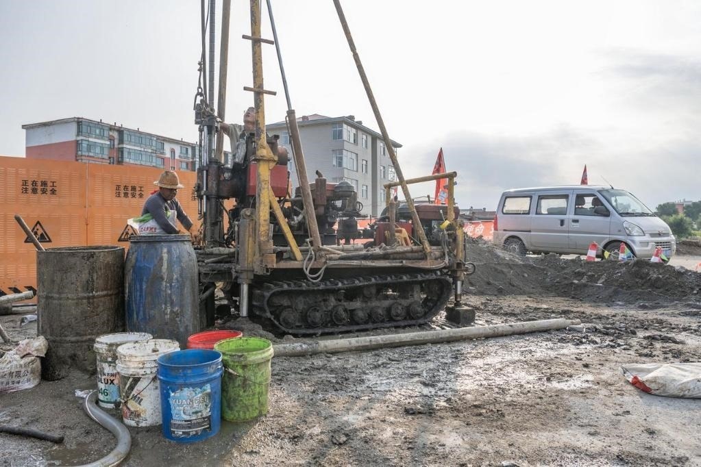 近日，在黑龍江省尚志市老街基鄉(xiāng)，施工人員正在作業(yè)。新華社記者 謝劍飛 攝