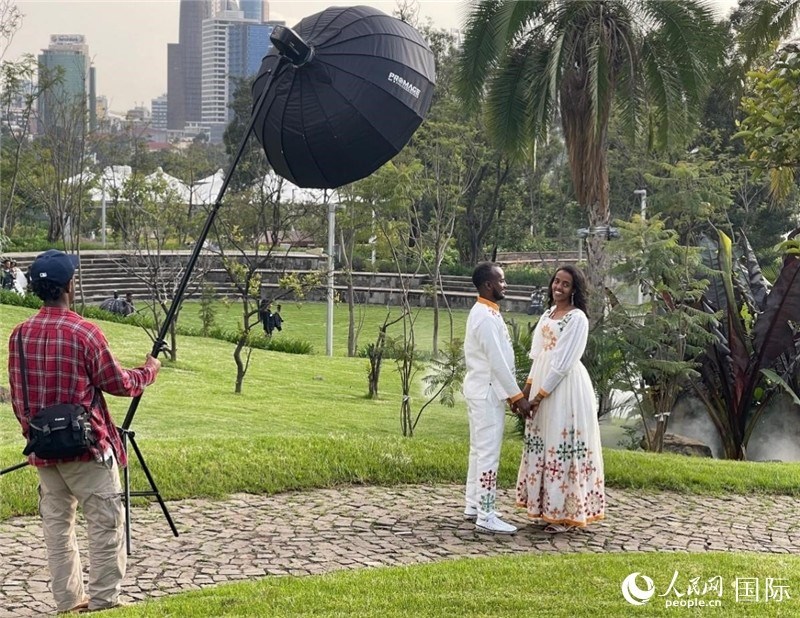 一對新人在友誼廣場拍照。人民網(wǎng)記者 趙艷紅攝