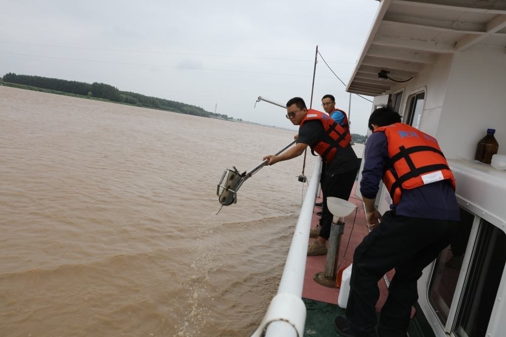 2023年6月29日，調(diào)水調(diào)沙期間，黃河下游利津水文站工作人員在進行取沙作業(yè)。新華社記者 劉詩平 攝