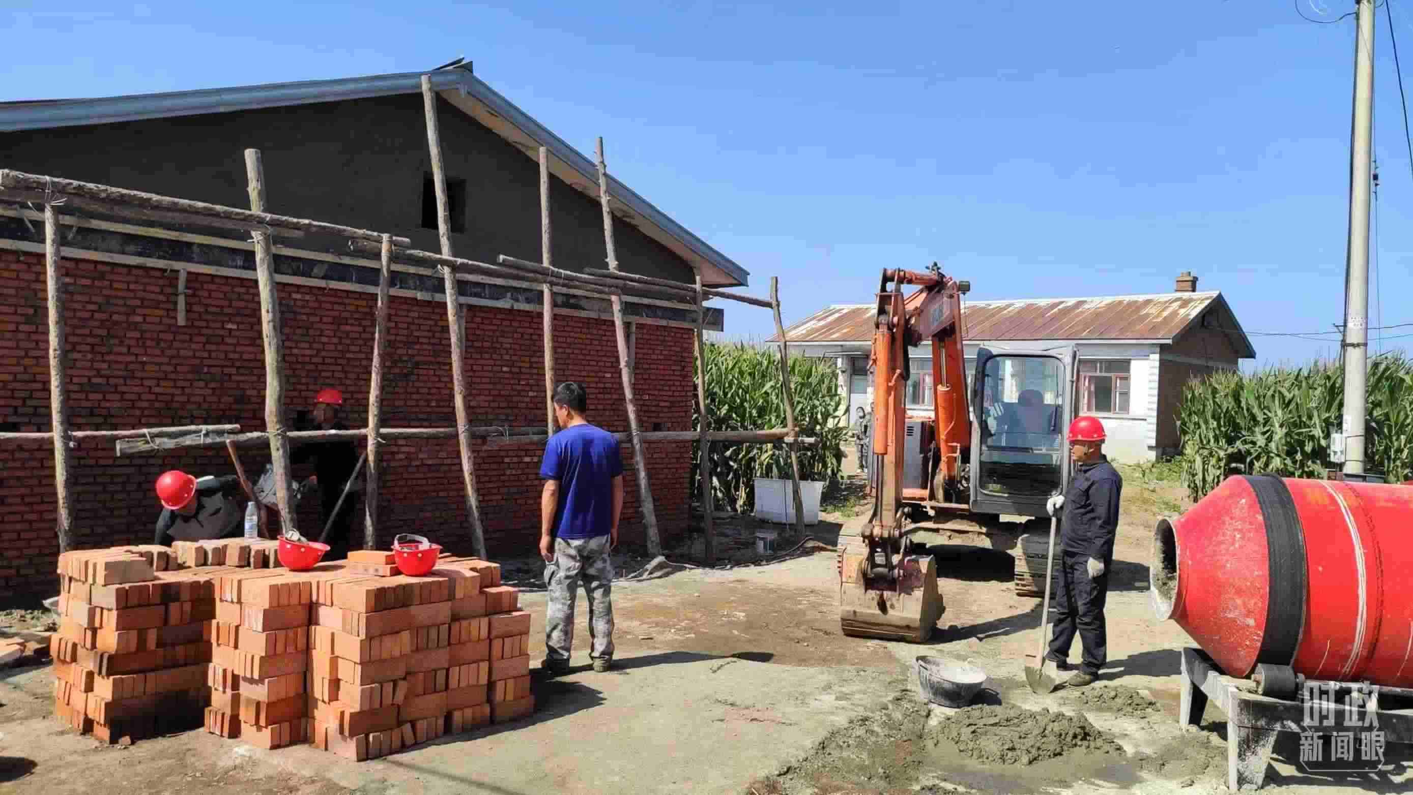 △村民正在修繕被損的房屋。（總臺央視記者薛冠南拍攝）