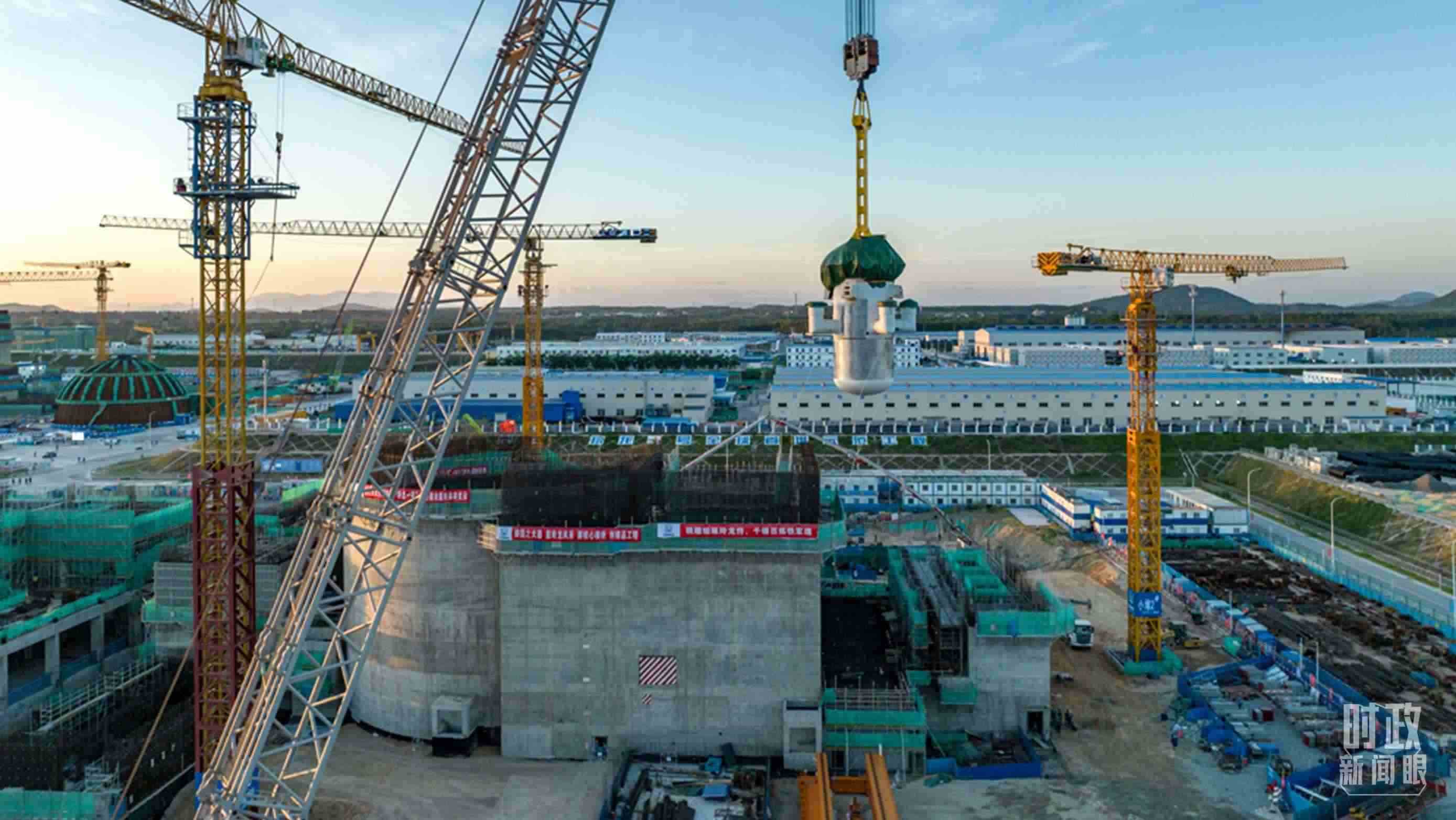 △8月10日，由中國第一重型機械股份公司承制的玲龍一號反應(yīng)堆核心模塊“玲龍之心”成功吊裝。（圖/國務(wù)院國資委網(wǎng)站）