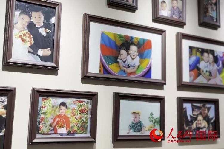 照片墻記錄每個(gè)幸福的瞬間。 人民網(wǎng) 皇甫萬(wàn)里攝