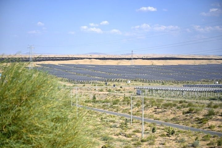 這是2023年8月24日拍攝的內(nèi)蒙古鄂爾多斯市達(dá)拉特光伏基地。新華社記者 賀書琛 攝