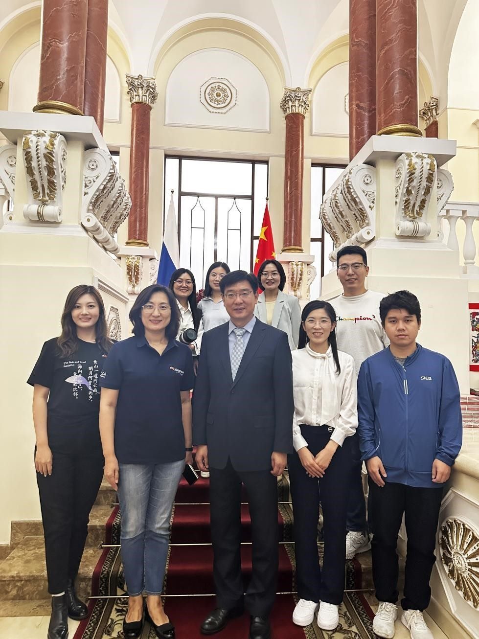 中國駐俄羅斯大使館公使銜文化參贊、莫斯科中國文化中心主任封立濤（前排中）與人民網(wǎng)記者合影。