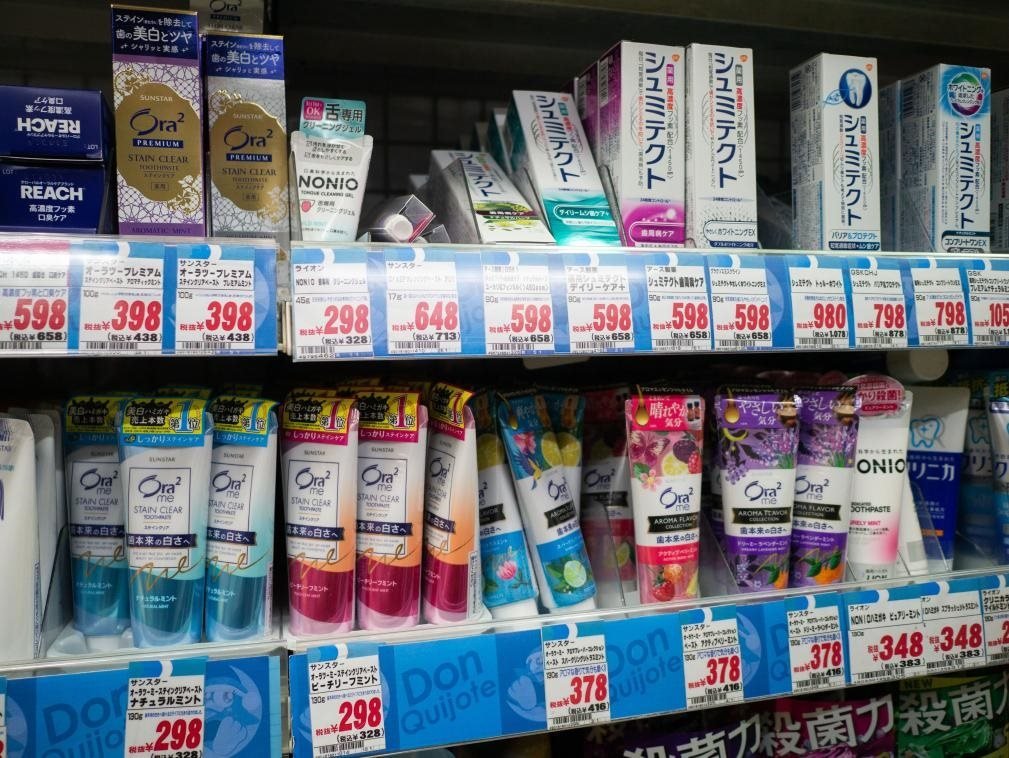 這是8月16日在日本東京新宿一商場(chǎng)拍攝的貨架。新華社記者張笑宇攝