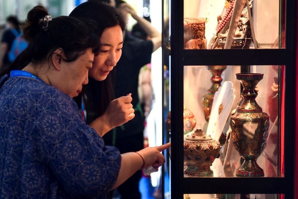 △2023年8月24日，參觀者在第十四屆中國(guó)—東北亞博覽會(huì)現(xiàn)場(chǎng)選購(gòu)尼泊爾特色商品。