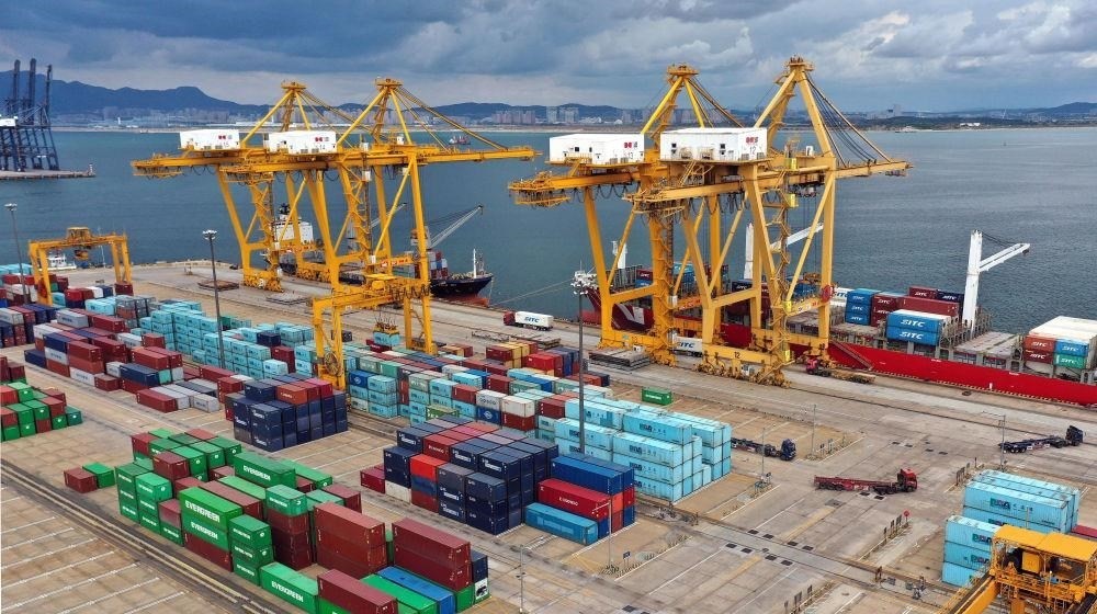 △在遼寧大連市遼寧港口集團(tuán)大連港集裝箱碼頭，貨輪在裝卸集裝箱。