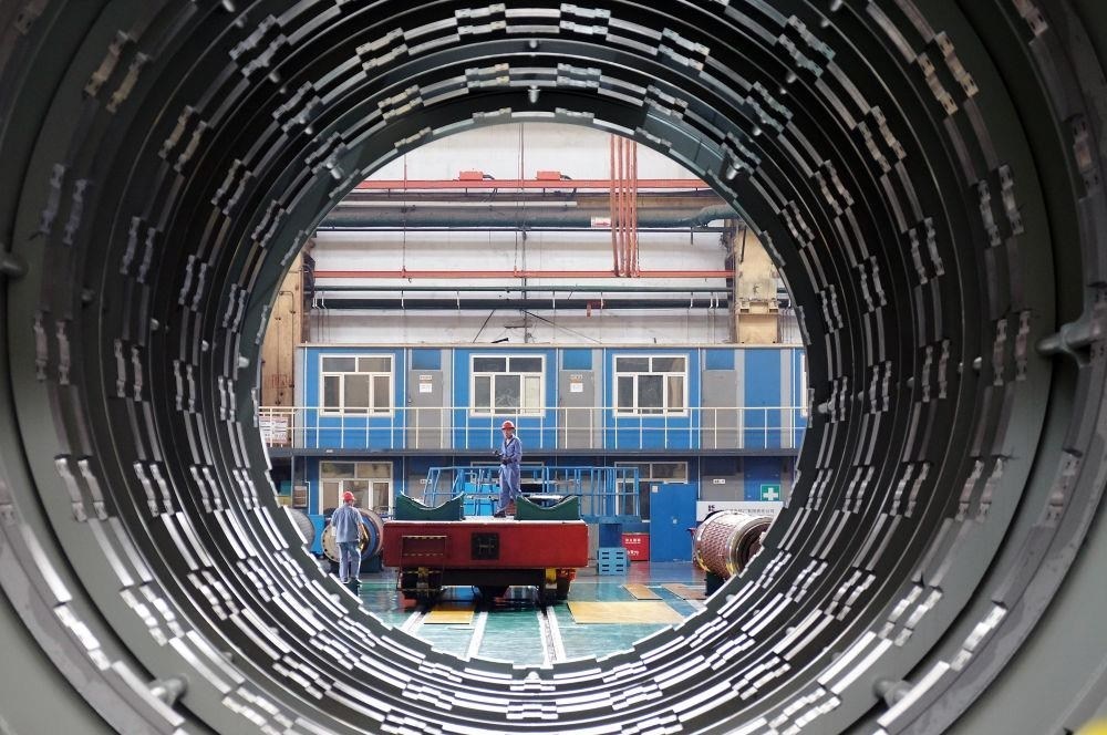 △2023年8月31日，工人在哈電集團(tuán)哈爾濱電機(jī)廠有限責(zé)任公司的水電分廠重型車(chē)間作業(yè)。