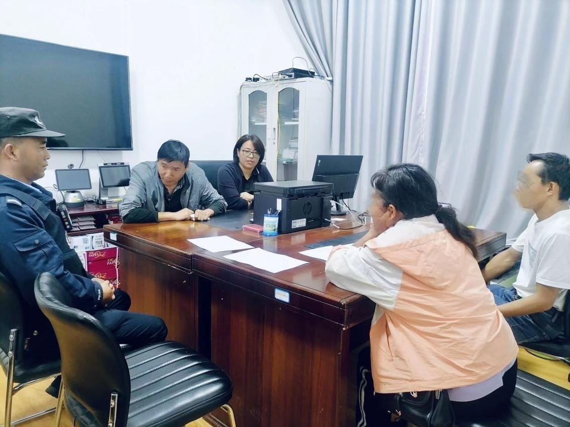 2023年8月4日，和立峰（左二）在調(diào)解一起家庭婚姻糾紛。受訪者供圖