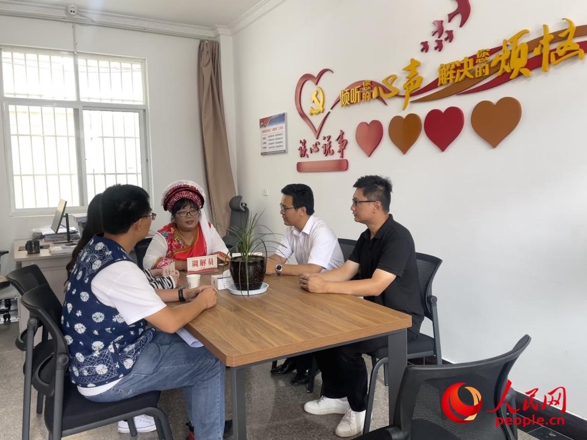 李雪娟（右三）和群眾交流。人民網(wǎng) 周靜圓攝