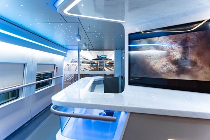 復(fù)興號(hào)亞運(yùn)智能動(dòng)車組列車車廂。上海鐵路局融媒體中心供圖