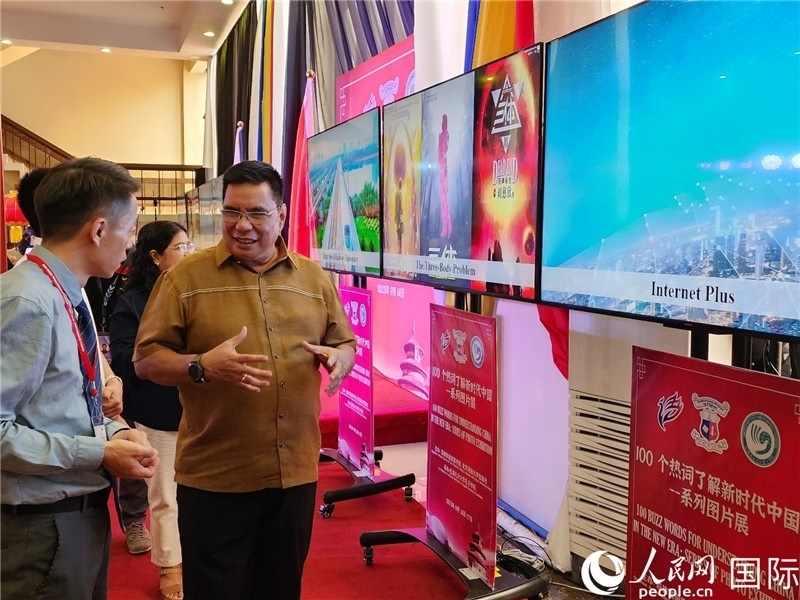 圖為菲律賓國家圖書館館長阿德里亞諾參觀新時(shí)代中國圖片展。人民網(wǎng)記者樊帆攝