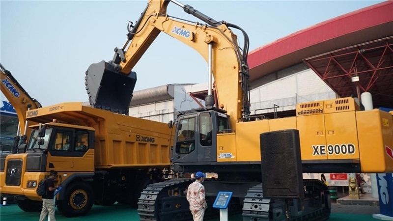 徐工集團(tuán)展出的90噸礦用挖掘機(jī)與80噸自卸車(chē)。石偉攝影