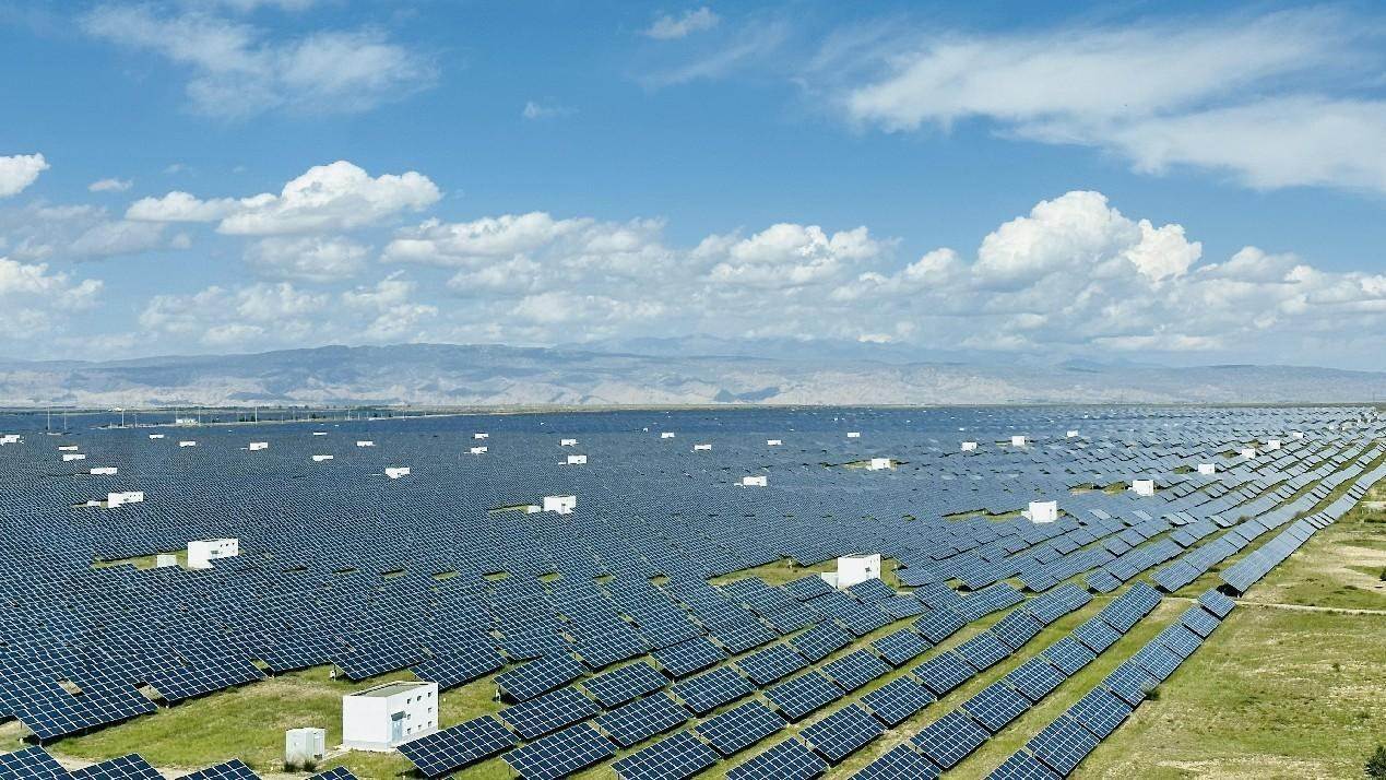 遠(yuǎn)眺青海省海南州光伏發(fā)電園區(qū)。人民網(wǎng) 劉沛然攝