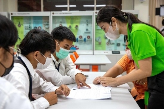 3月14日，在泰國大城府大城技術(shù)學院魯班工坊，教師（右一）給學生上課。新華社記者 王騰 攝