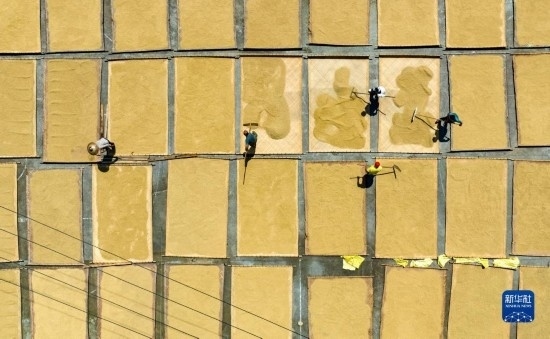 9月16日，在湖南省懷化市通道侗族自治縣萬佛山鎮(zhèn)溪上村，村民在晾曬稻谷（無人機照片）。