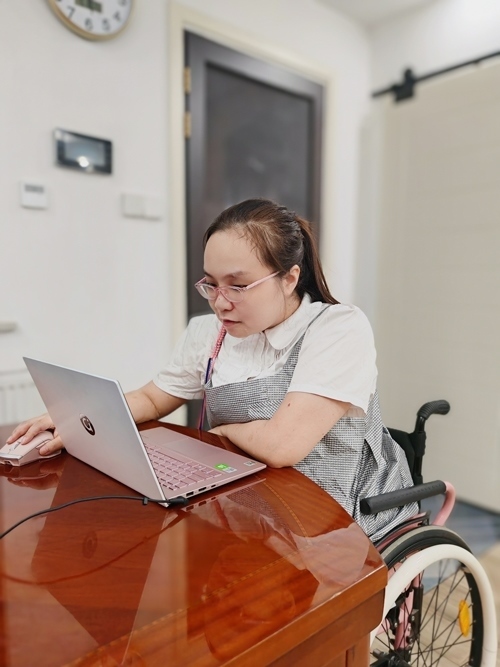 杜誠誠在準(zhǔn)備電影講解稿。 魏涵玉攝