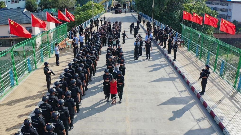 圖為涉詐犯罪嫌疑人移交我方。