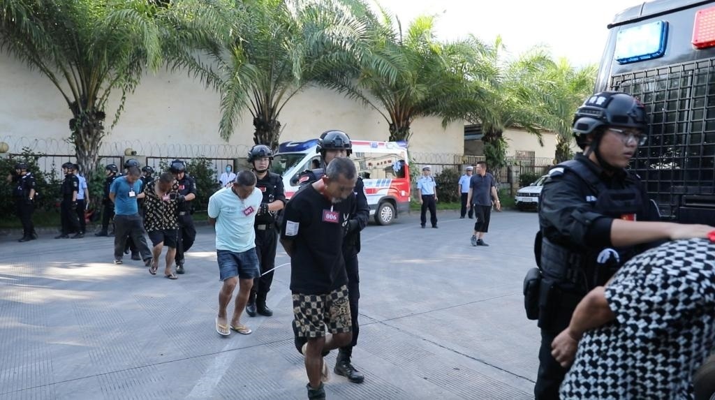 圖為涉詐犯罪嫌疑人移交我方。