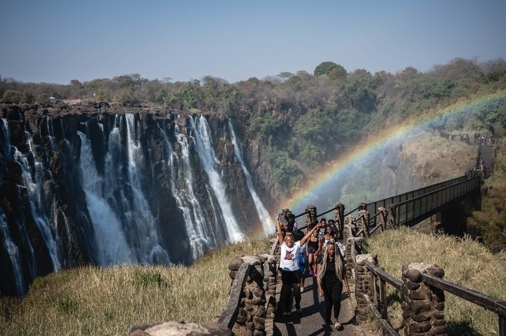 8月21日，游客在贊比亞觀賞維多利亞瀑布景色。